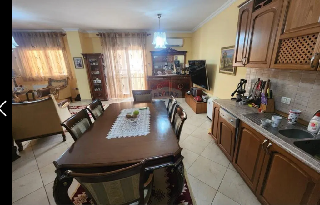 Apartament per shitje 3+1+2 tek Komuna e Parisit