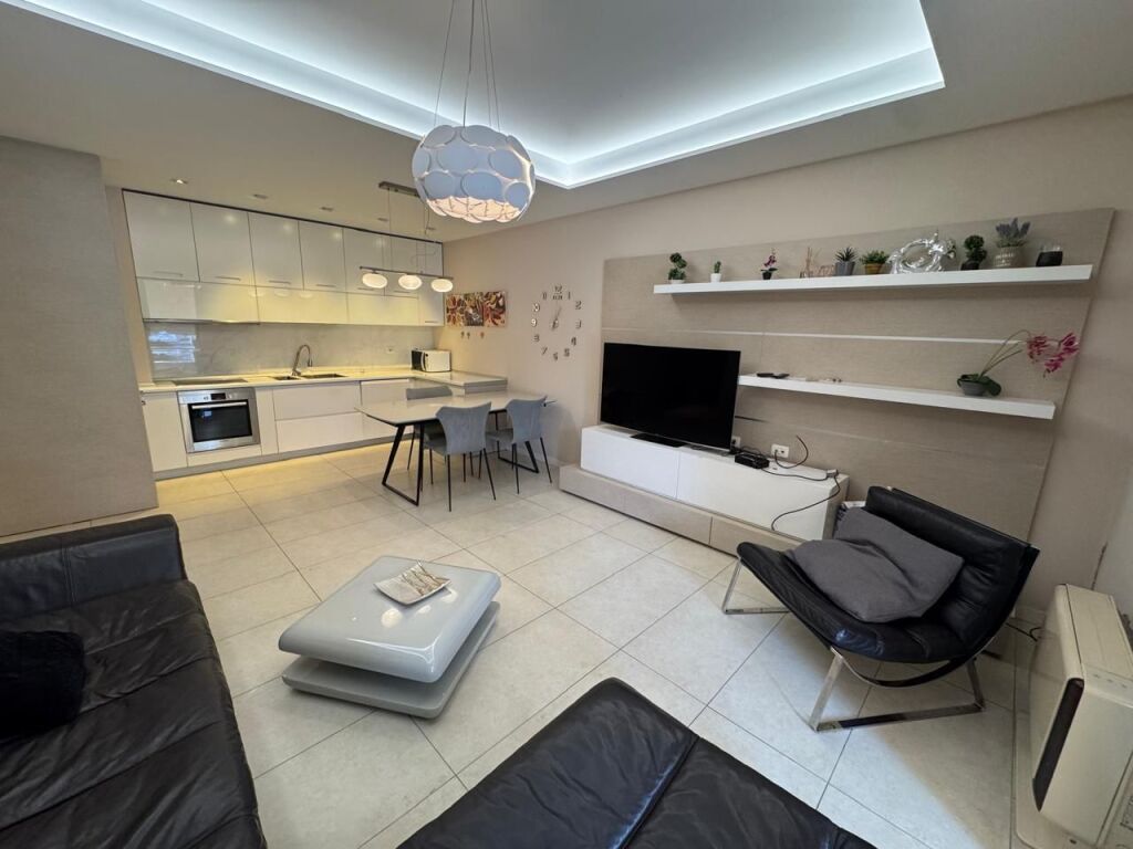 Shitet Apartament 1+1 prane Liqenit te Thate
