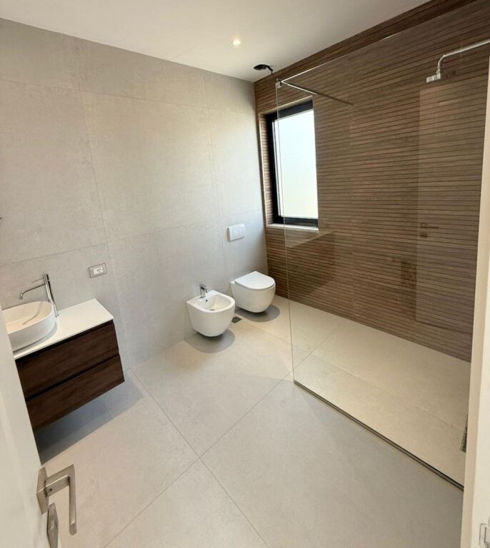 🏡 Vilë Luksoze me Pishinë për Shitje – Mjull Bathore, pranë TEG