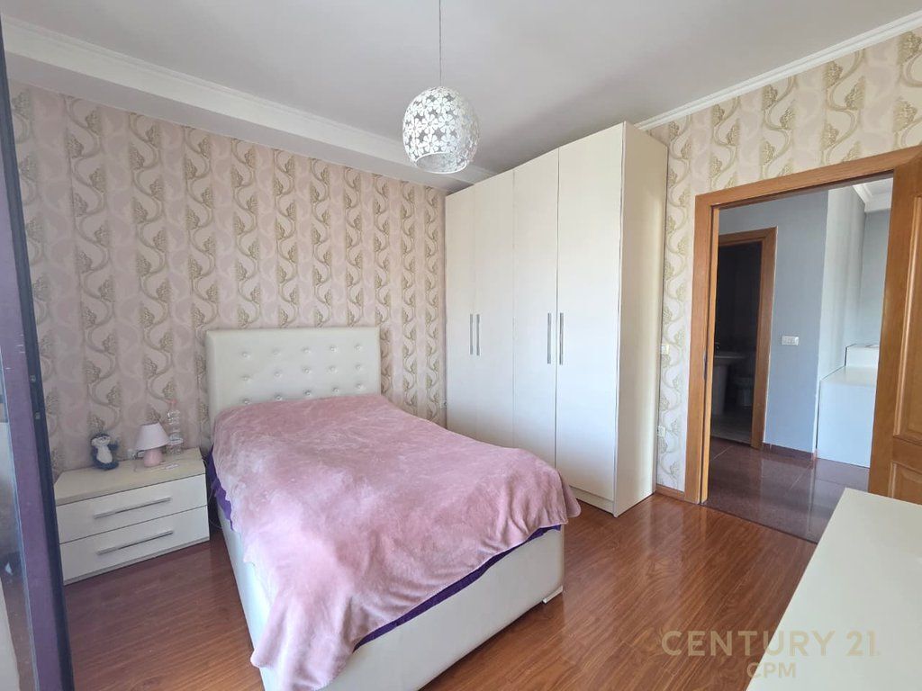 Shitet apartament 3+1 në zonën e Ish Bllokut, Tiranë