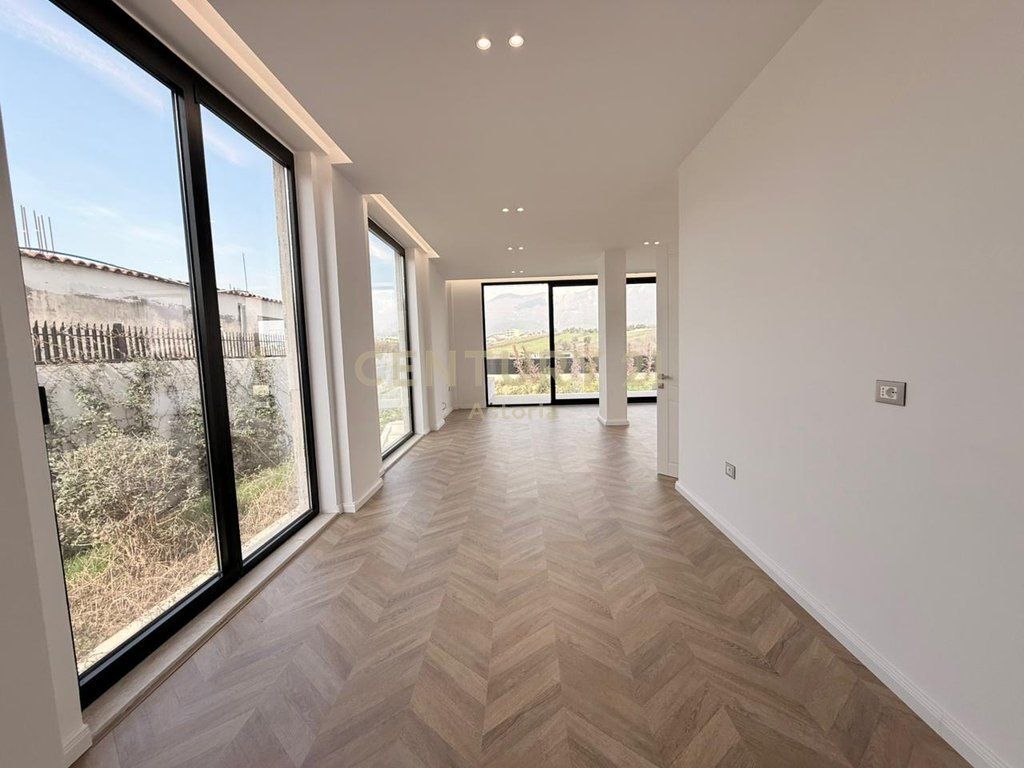 Vile luksoze me pishinë në Mjull Bathore për shitje, pranë Qendrës Tregtare TEG 980,000 € Sip. Totale  650m2  Sip. e brendshme  330m2