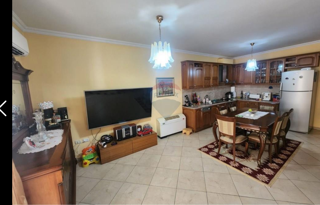 Apartament per shitje 3+1+2 tek Komuna e Parisit