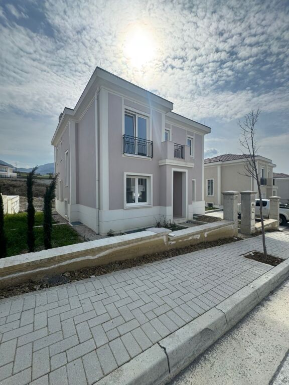 🏡 Vilë 3-Katëshe për Shitje – Collina Verde, pranë TEG