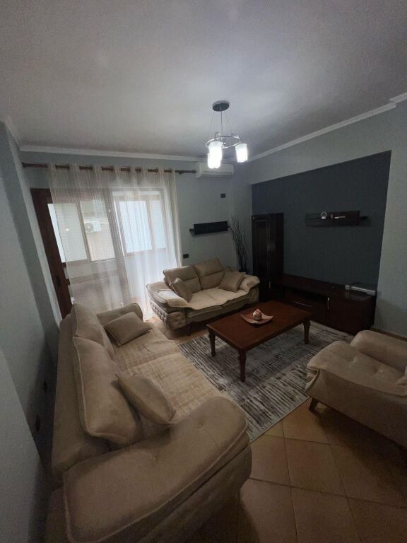 Apartament 2+1 me qira tek Komuna e Parisit!