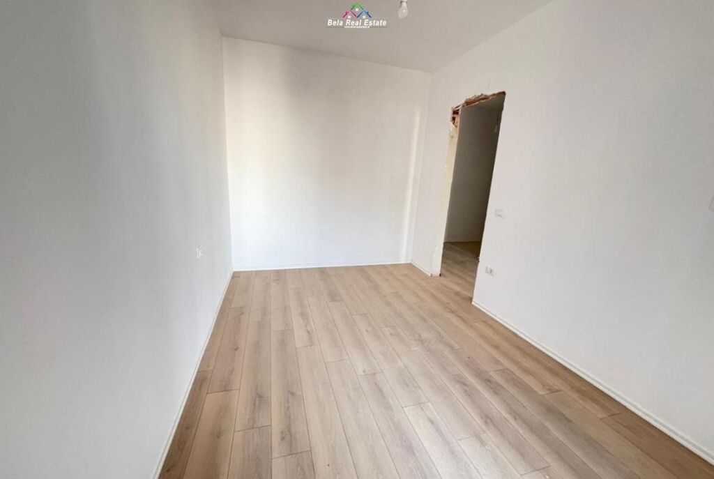 Zyre Me Qera Tek Komuna e Parisit (ID BZ2861) Tirane.