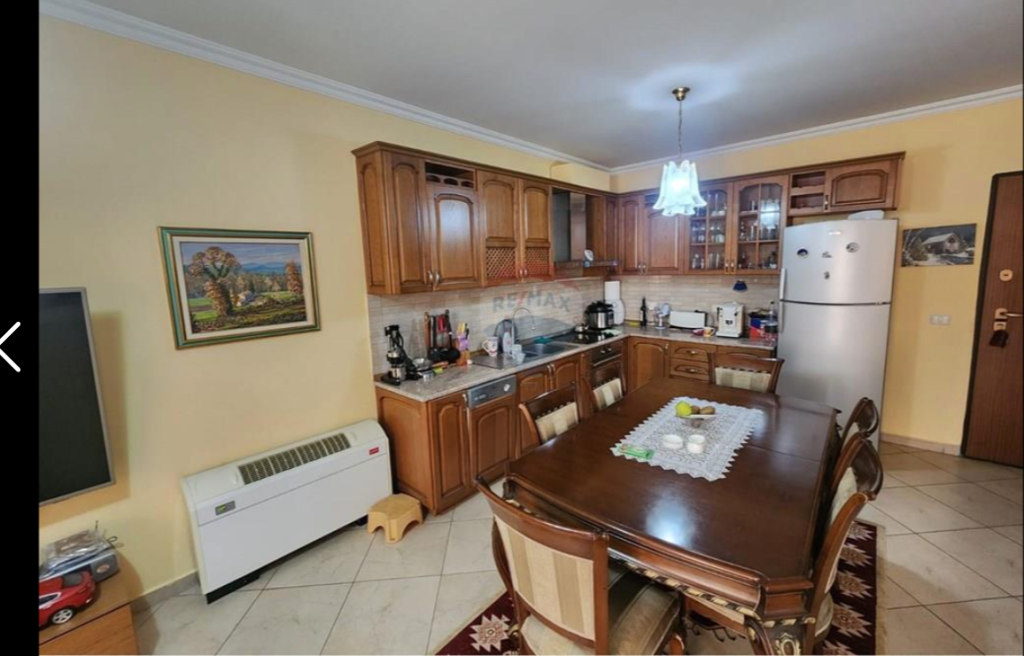Apartament per shitje 3+1+2 tek Komuna e Parisit