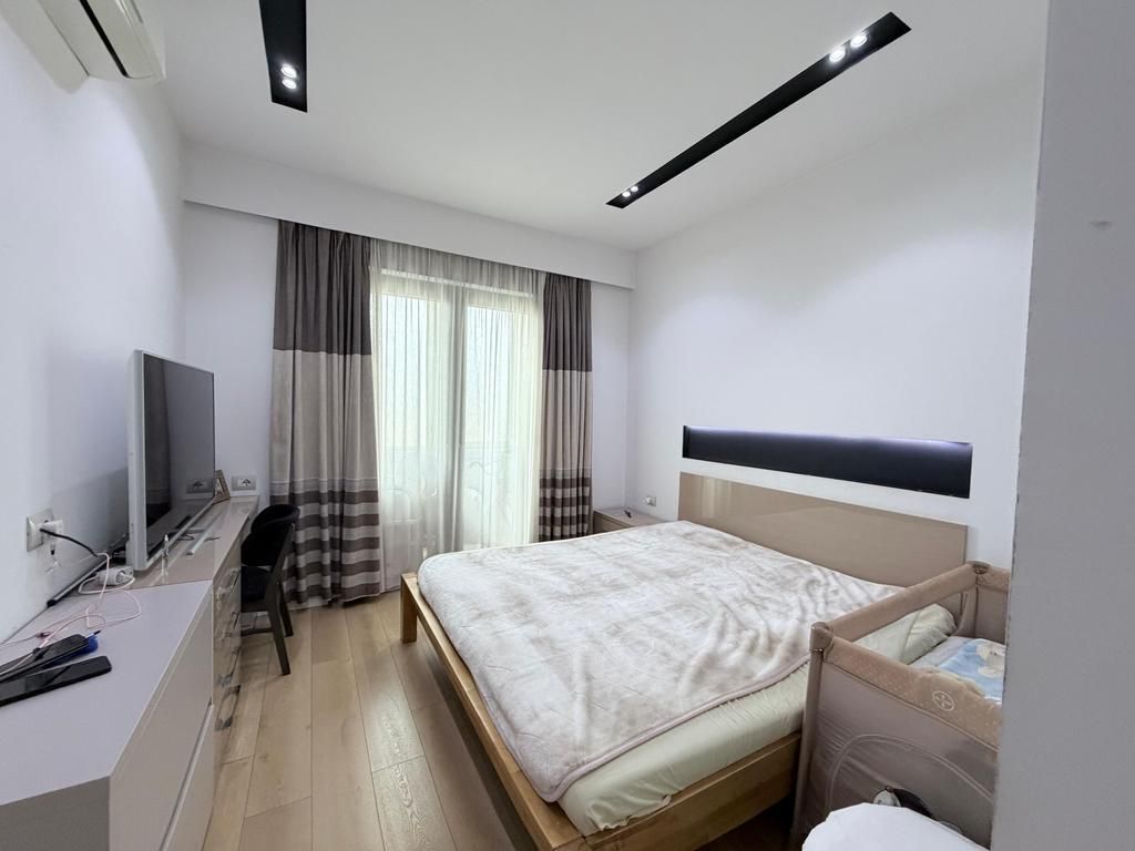 Shitet apartament 3+1+2 në Rrugën Mine Peza, pranë Kafe Flora.
