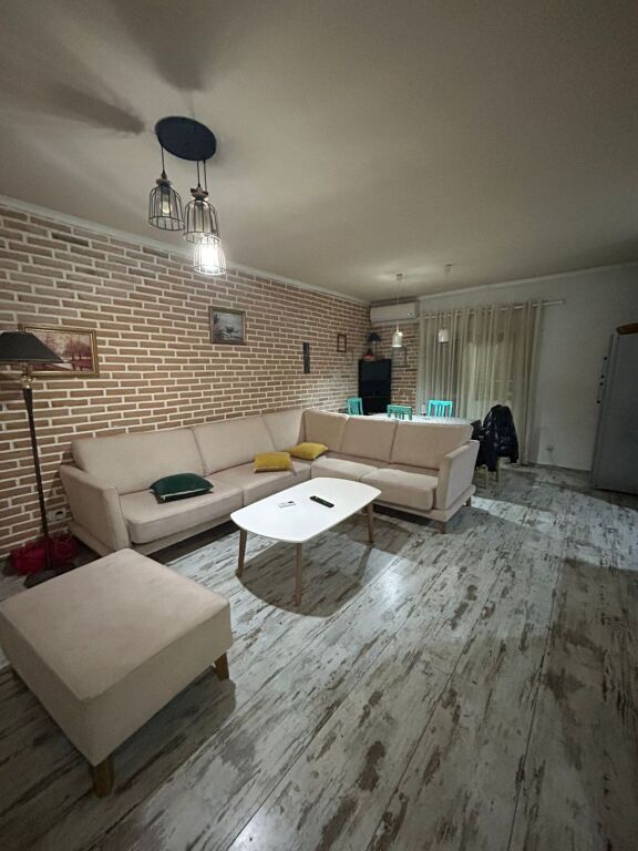 Apartament 2+1+2 per qira tek Komuna e Parisit.