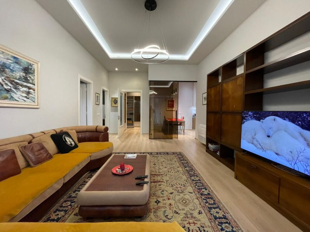 Apartament 3+1+2 Parking per shitje tek Liqeni i Thate.