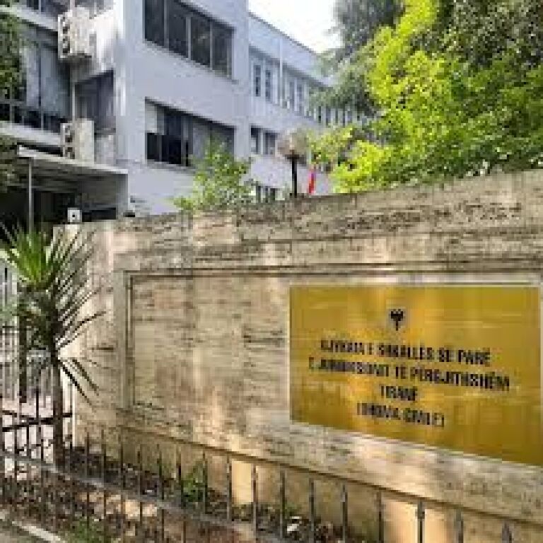 Zyrë në shitje përballë “Gjykatës së Rrethit Gjyqësor”