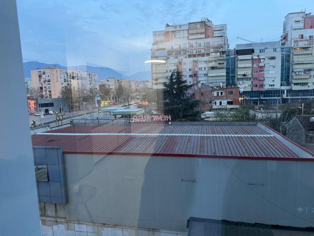 1+1 Me Qera, Sheshi Shqiponja, Mobilim i Ri