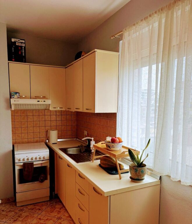 🏡 Jepet me Qira Apartament 1+1 pranë Bllokut të Ambasadave