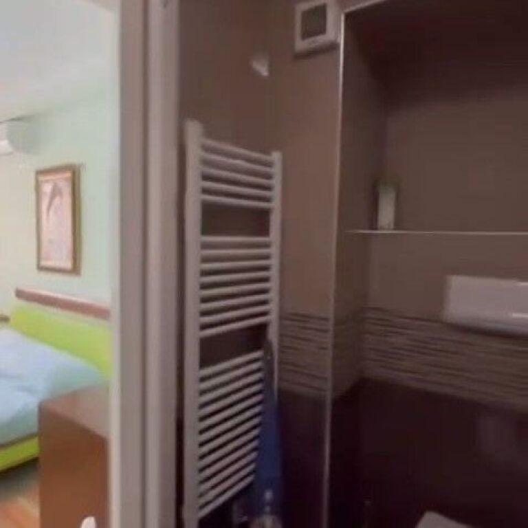 🏡 Shitet Apartament 2+1+2 + Post Parkimi – Shkëmbi i Kavajës (Vija e Parë) 🌊