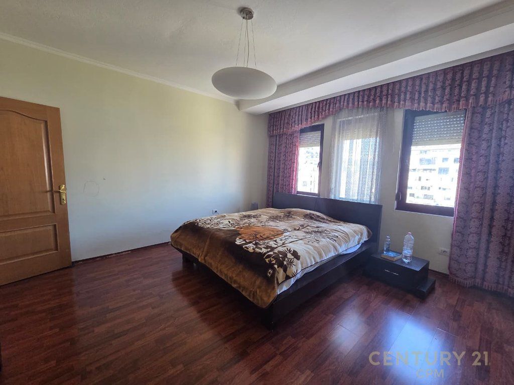 Shitet apartament 3+1 në zonën e Ish Bllokut, Tiranë