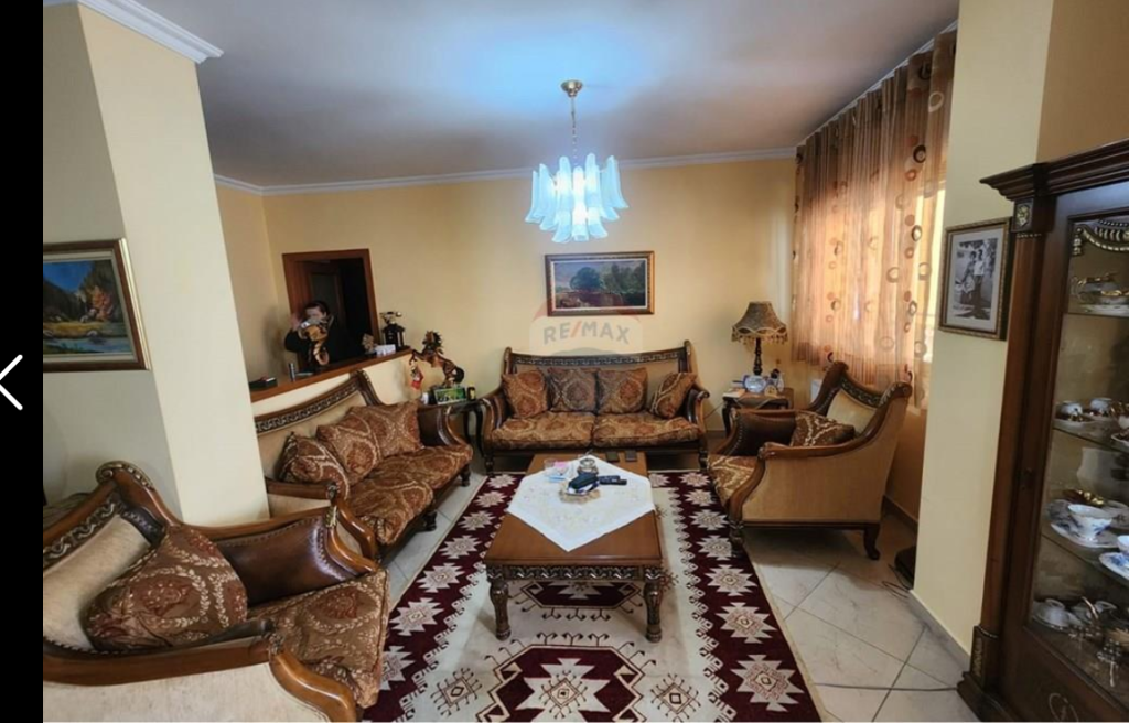 Apartament per shitje 3+1+2 tek Komuna e Parisit