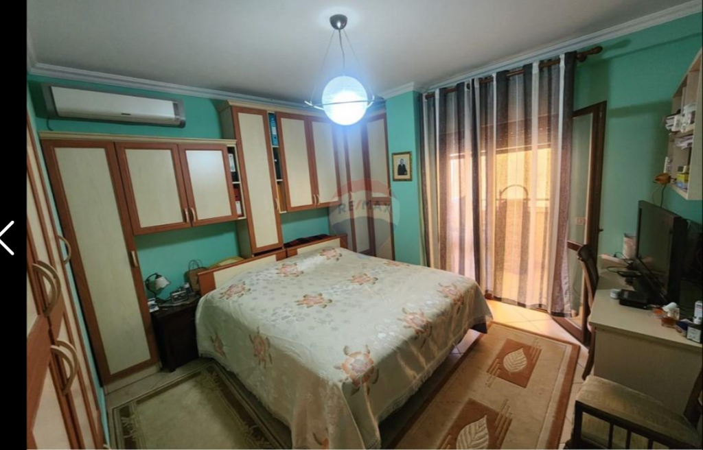Apartament per shitje 3+1+2 tek Komuna e Parisit