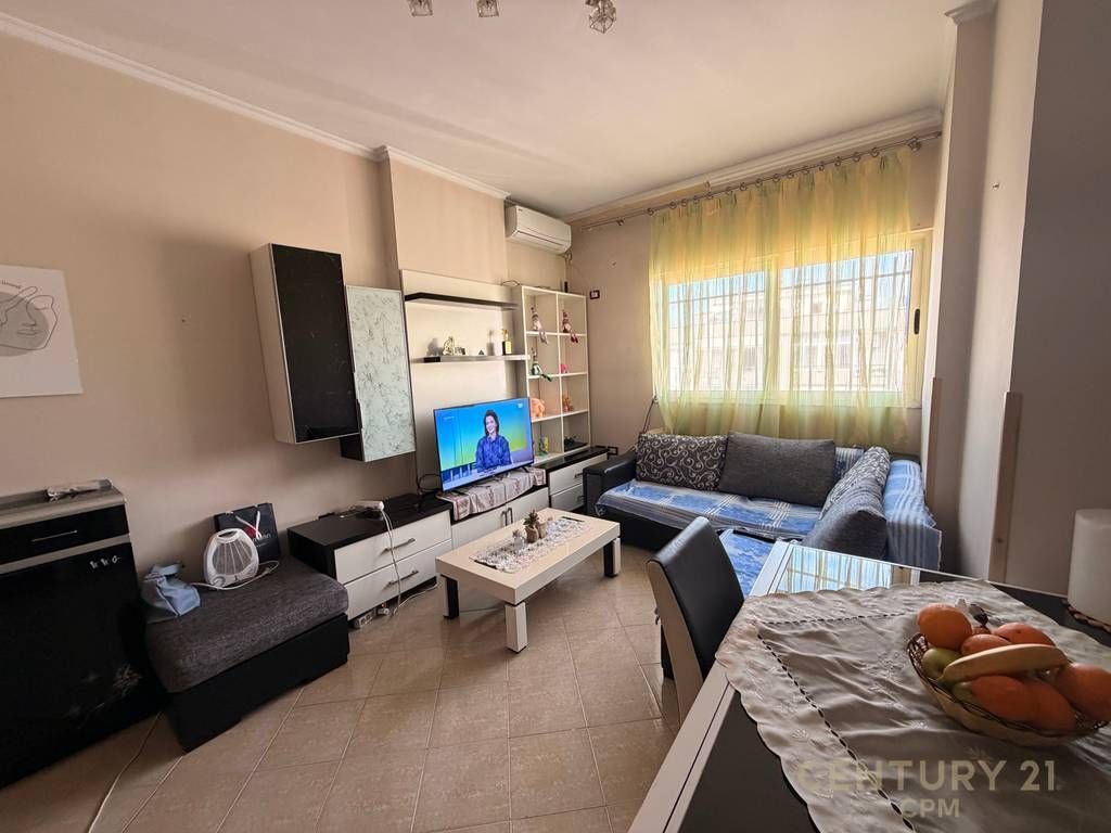 Apartament 1+1 për shitje në zonën e Vasil Shantos