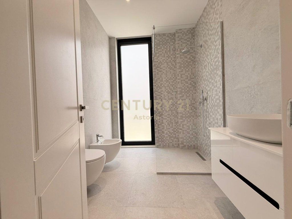 Vile luksoze me pishinë në Mjull Bathore për shitje, pranë Qendrës Tregtare TEG 980,000 € Sip. Totale  650m2  Sip. e brendshme  330m2