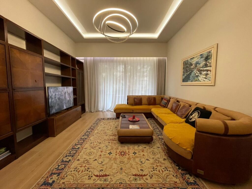 Apartament 3+1+2 Parking per shitje tek Liqeni i Thate.