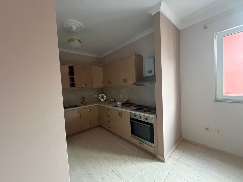 Apartament - Për Qira - Rruga Skënder Luarasi, Tiranë