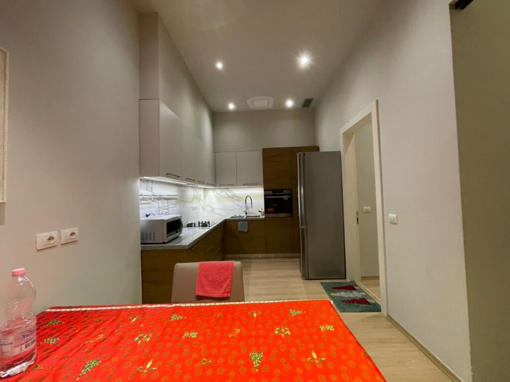 Apartament 3+1+2 Parking per shitje tek Liqeni i Thate.