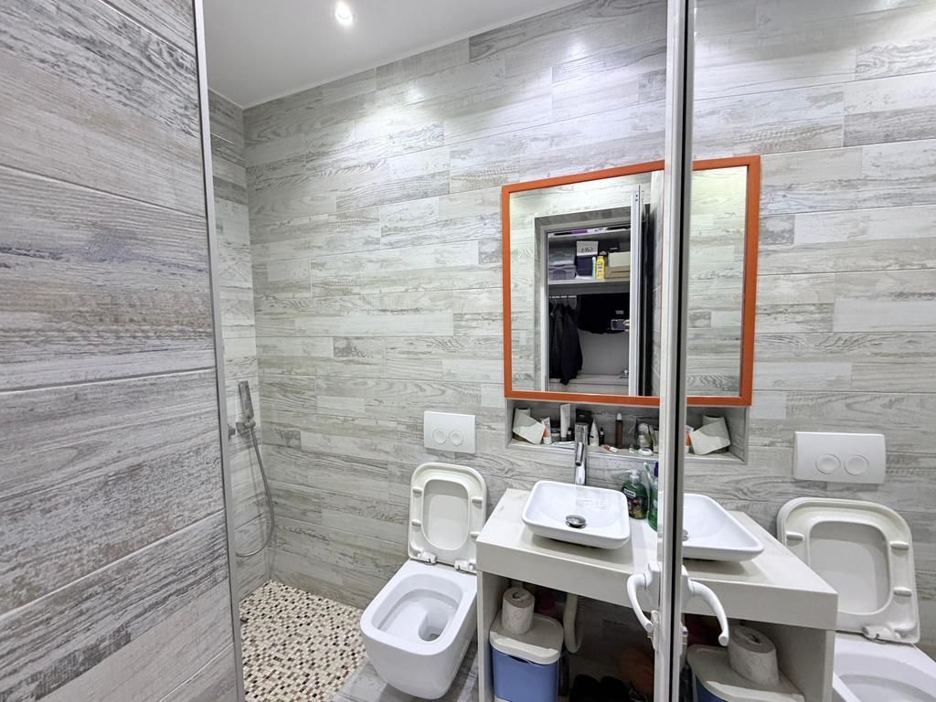 Shitet apartament 3+1+2 në Rrugën Mine Peza, pranë Kafe Flora.