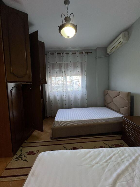 Apartament 2+1 me qira tek Komuna e Parisit!