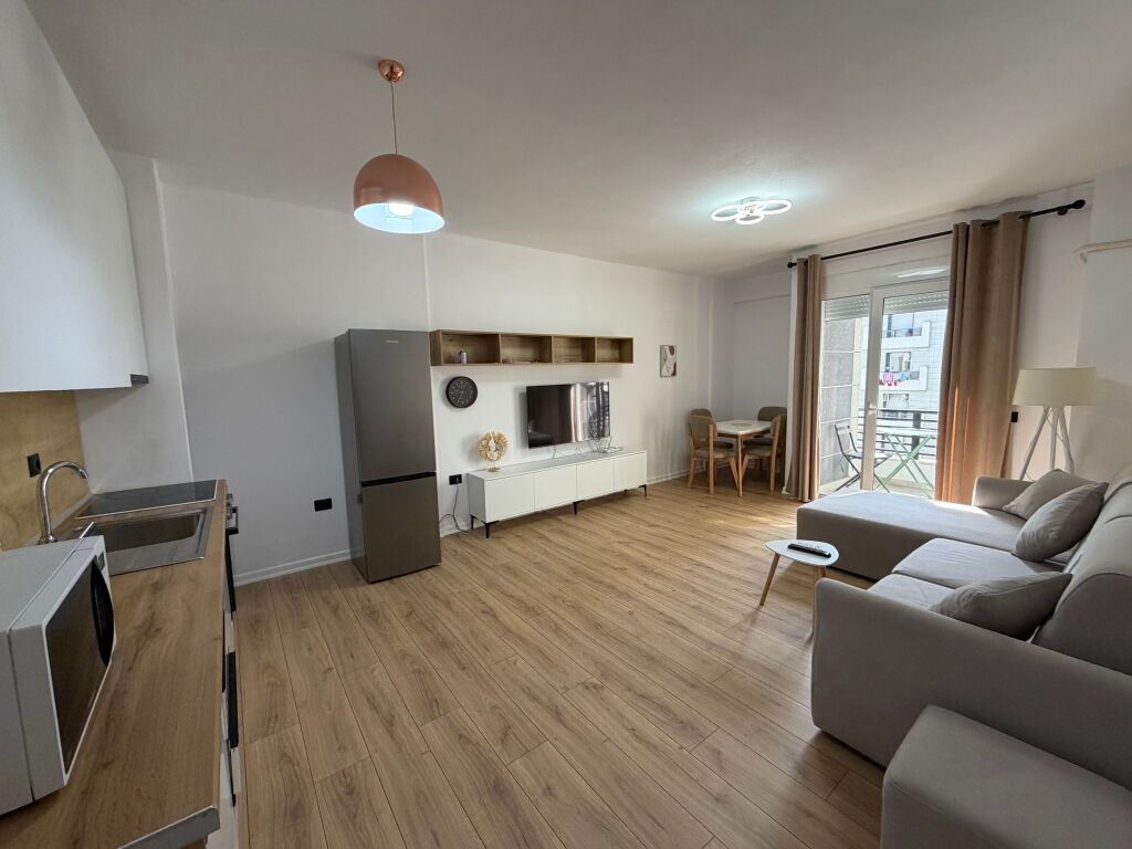 📣 QERA Apartament 2+1+2 📍 Kompleksi Star, Ish Parku i Autobuzeve ✨   🏢 Ndertim i Ri  🛋️ Mobiluar Me Kushte Bashkekohore   💶Cmimi 70.000 Leke