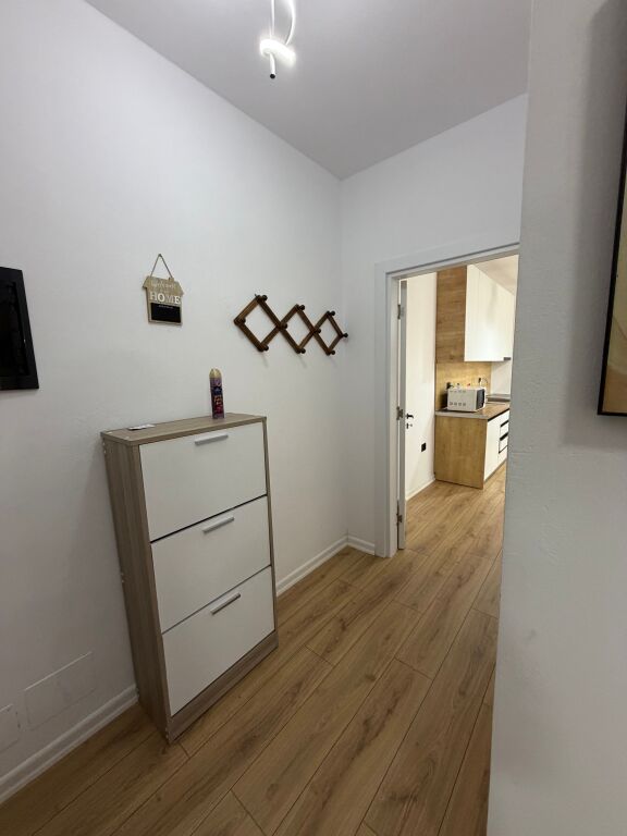 📣 QERA Apartament 2+1+2 📍 Kompleksi Star, Ish Parku i Autobuzeve ✨   🏢 Ndertim i Ri  🛋️ Mobiluar Me Kushte Bashkekohore   💶Cmimi 70.000 Leke