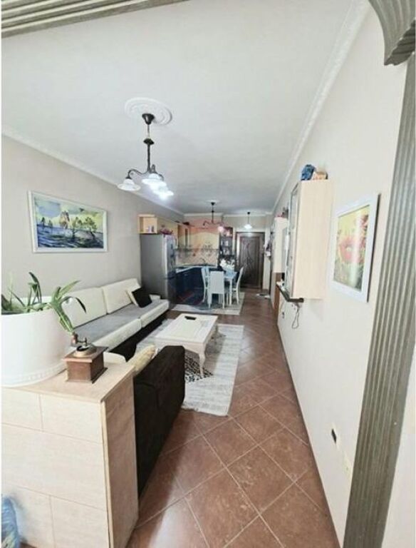 Shitet Apartament 1+1 në Yzberisht