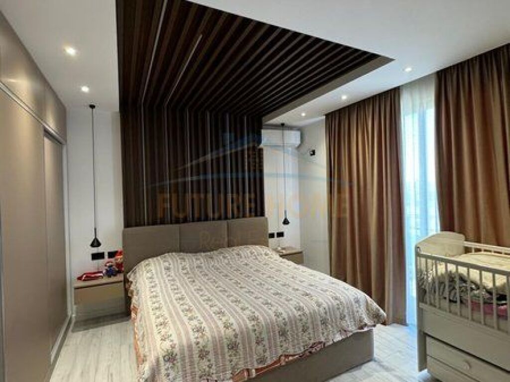 Shitet Apartament 2+1+2+ Verande, Shkozë