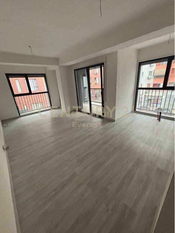 Shitet apartament 3+1+2 në zonën e Bulevardit të Ri.