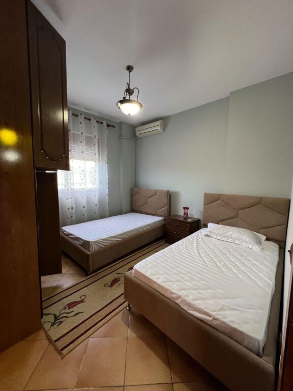 Apartament 2+1 me qira tek Komuna e Parisit!