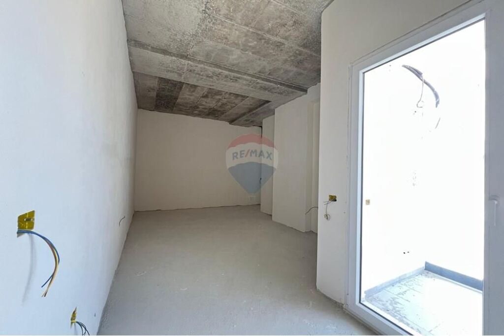 🏡 Apartament 1+1 për Shitje – Lungomare, Vlorë
