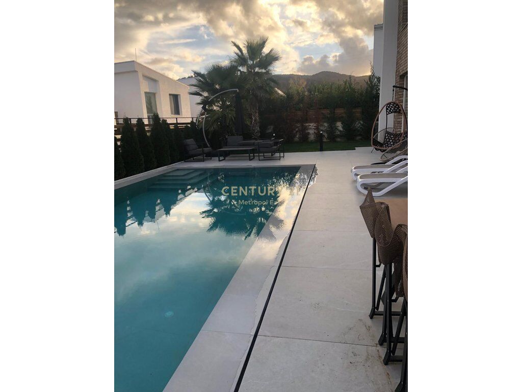 VILLA DI LUSSO IN AFFITTO CON PISCINA VICINO A TEG