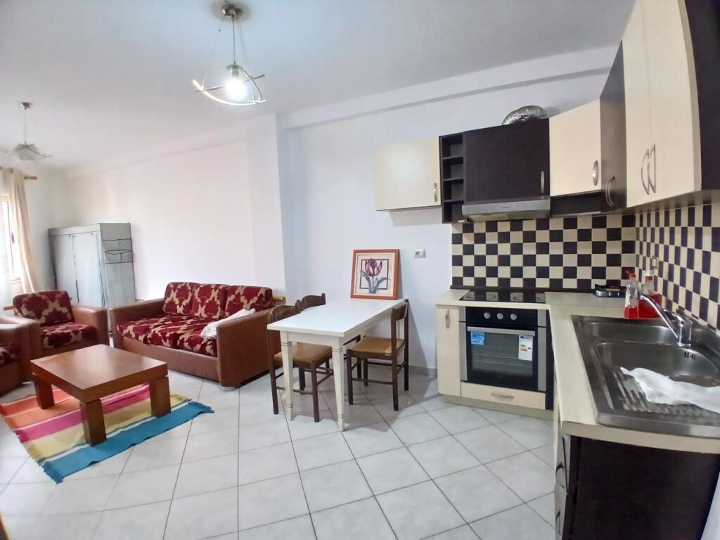 Jepet me qera apartament 2+1 tek ish Stacioni Trenit shume prane Bulevardit Zogu i Pare dhe unazes.