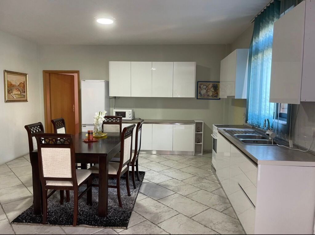 Casa 2+1+2 in affitto, vicino alla Scuola Rossa, via Qemal Stafa, 650 mila lek