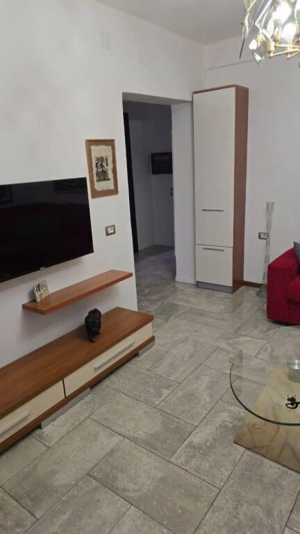 JEPET ME QERA APARTAMENT 2+1, RRUGA E DIBRES , NE MEDRESE (AFËR QENDRËS)

