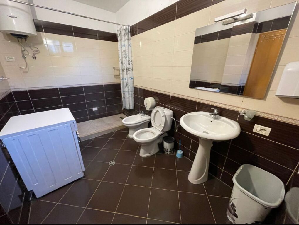Casa 2+1+2 in affitto, vicino alla Scuola Rossa, via Qemal Stafa, 650 mila lek