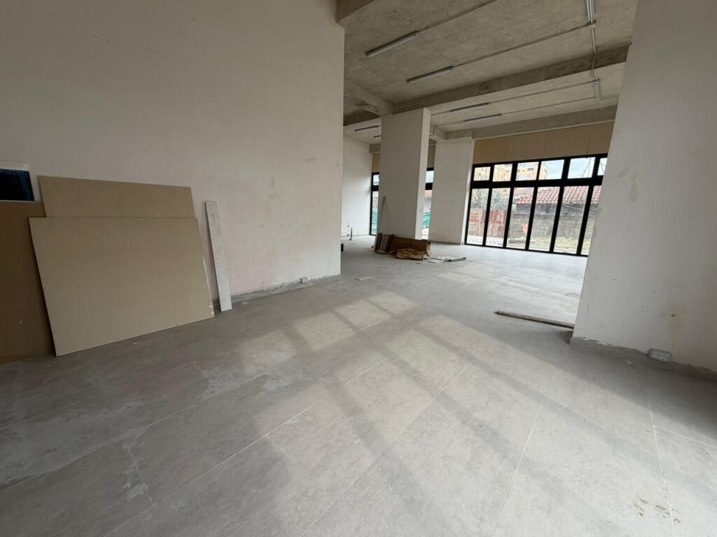 🏢 IN AFFITTO – Locale Commerciale  📍 Vicino all'ex Campo di Aviazione💸Prezzo: 1100 euro/mese
