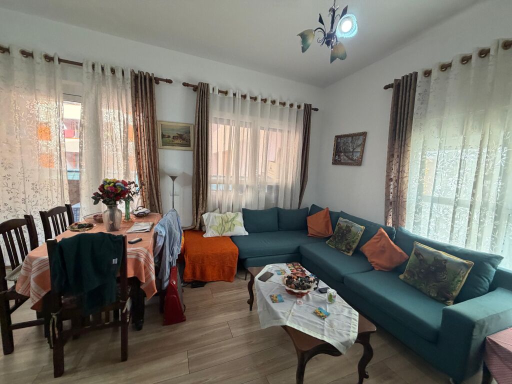 Shitet Apartament 2+1+ballkon tek Kompleksi Mangalem