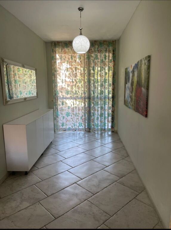 Casa 2+1+2 in affitto, vicino alla Scuola Rossa, via Qemal Stafa, 650 mila lek