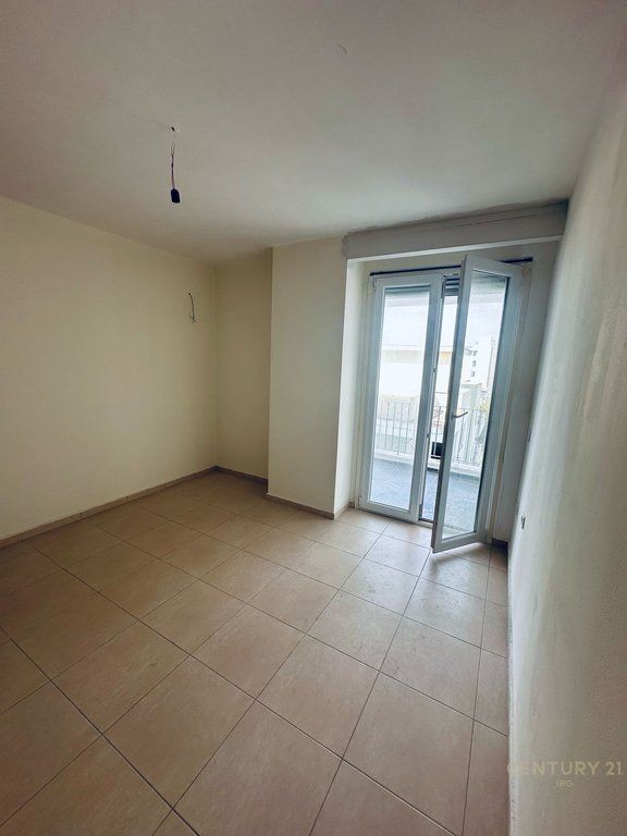 Apartament 2 + 1 për shitje tek Shkëmbi i Kavajës