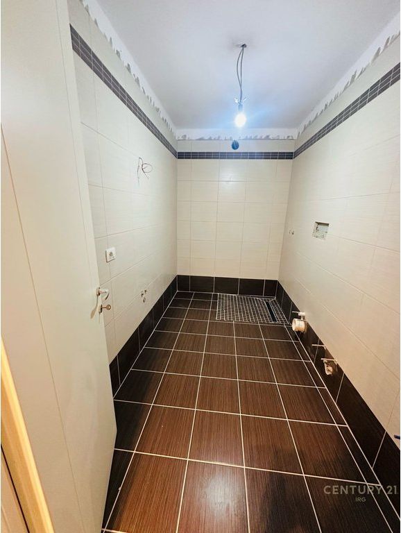 Apartament 2 + 1 për shitje tek Shkëmbi i Kavajës