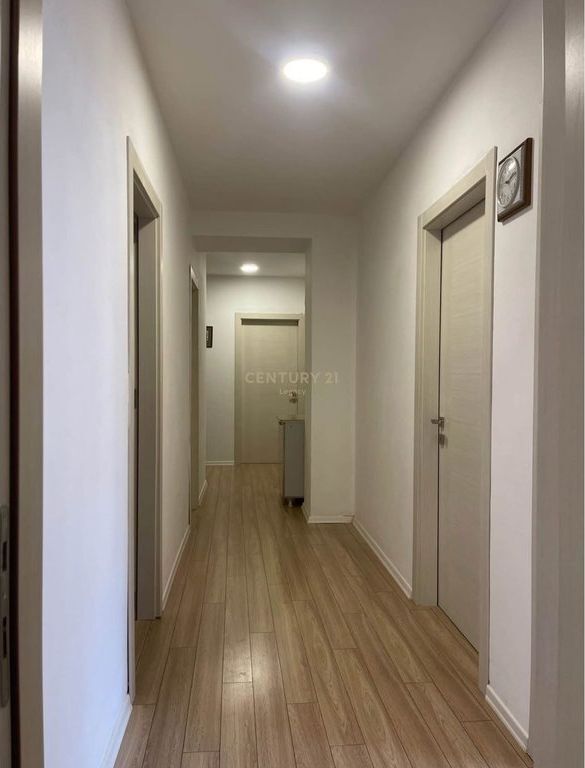 Shitet apartament 3+1+2 tek 5 Maji