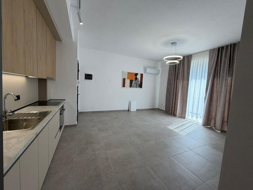 Affitto appartamento 2+1  A 5 Maji  Primo piano palazzo con ascensore  Parzialmente arredato prezzo 400 euro