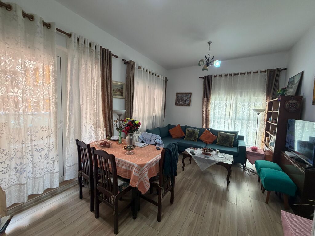 Shitet Apartament 2+1+ballkon tek Kompleksi Mangalem
