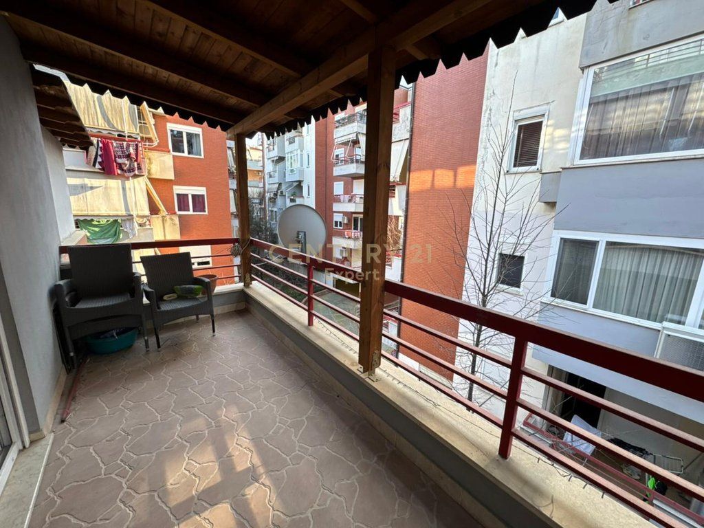 SHITET APARTAMENT 2+1+GARDEROBË – KOMPLEKSI COLOMBO 2, LIQENI I THATË