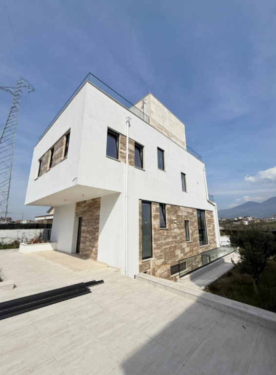 🏡 Vilë Luksoze me Pishinë për Shitje – Mjull Bathore, pranë Tirana East Gate