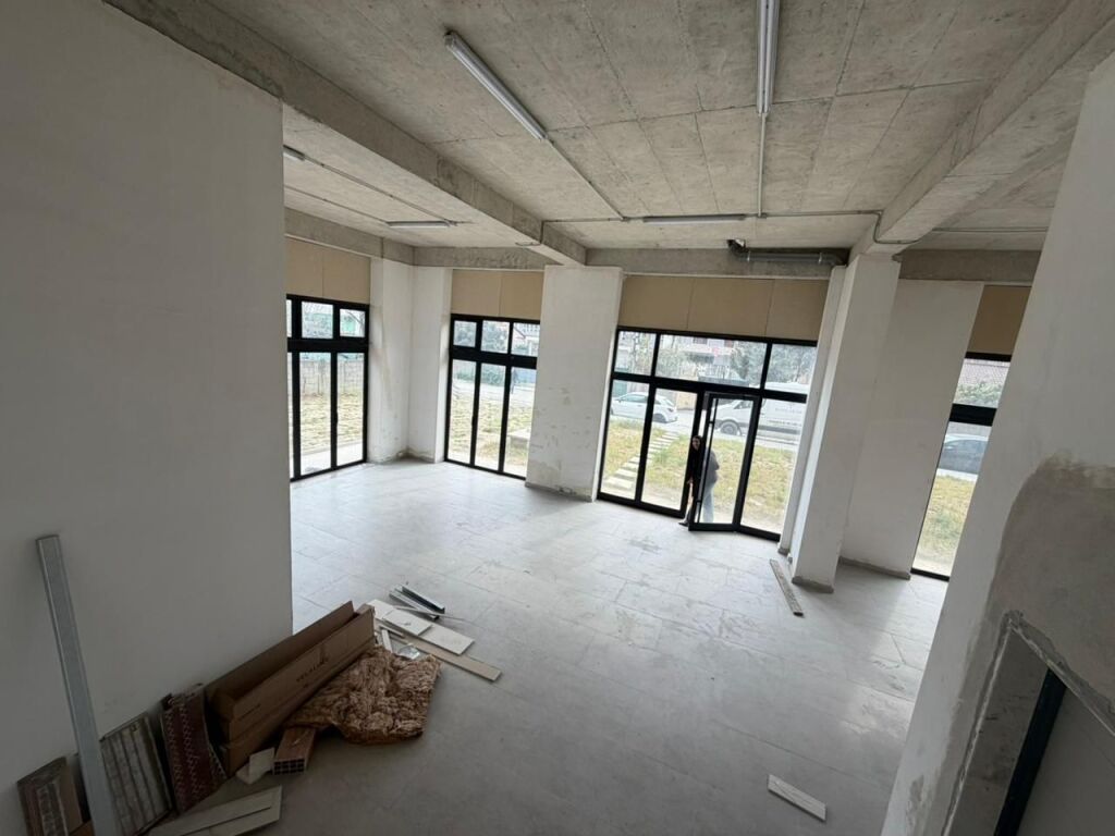 🏢 IN AFFITTO – Locale Commerciale  📍 Vicino all'ex Campo di Aviazione💸Prezzo: 1100 euro/mese